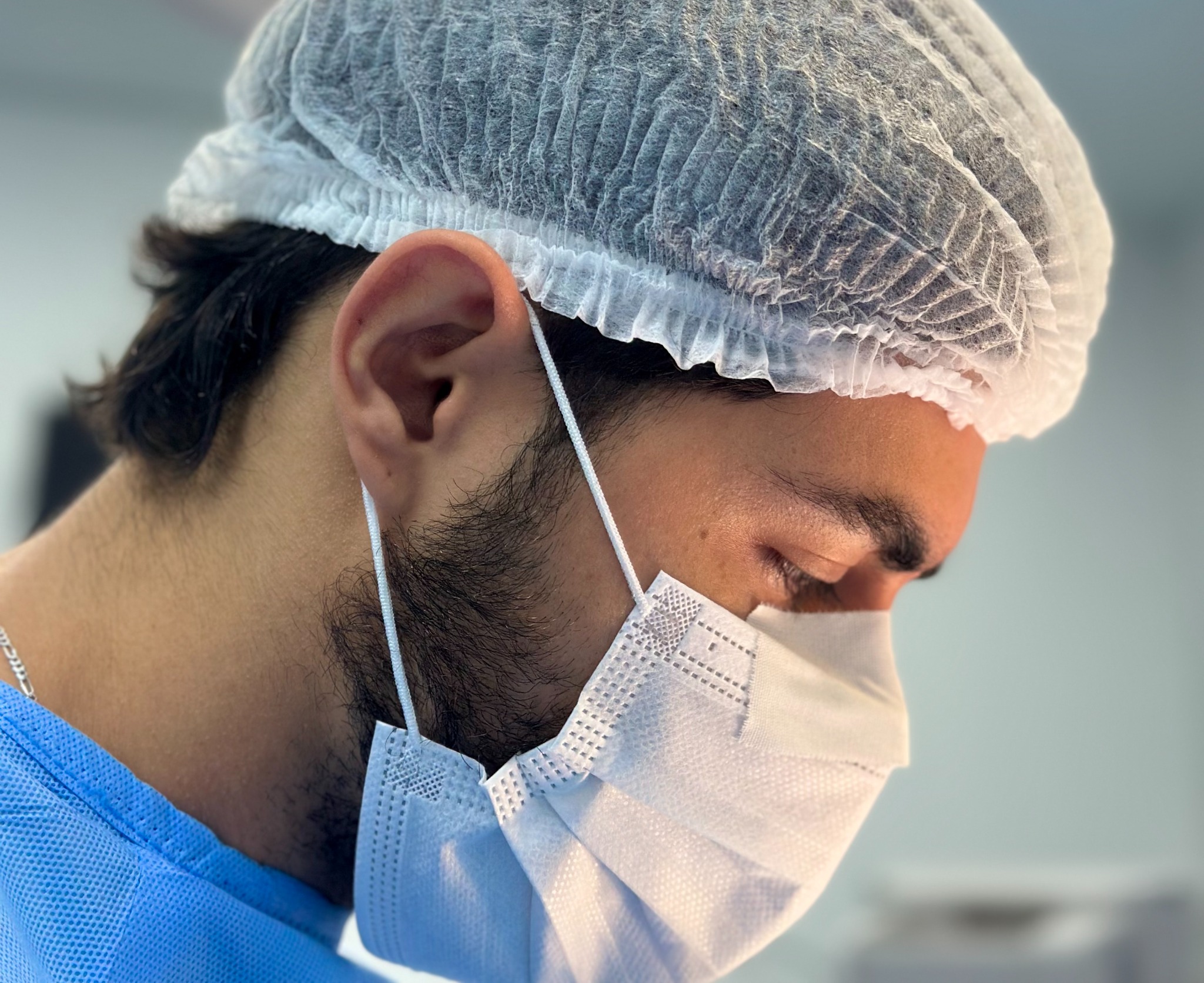 Dr. André Duarte concentrado durante um procedimento cirúrgico