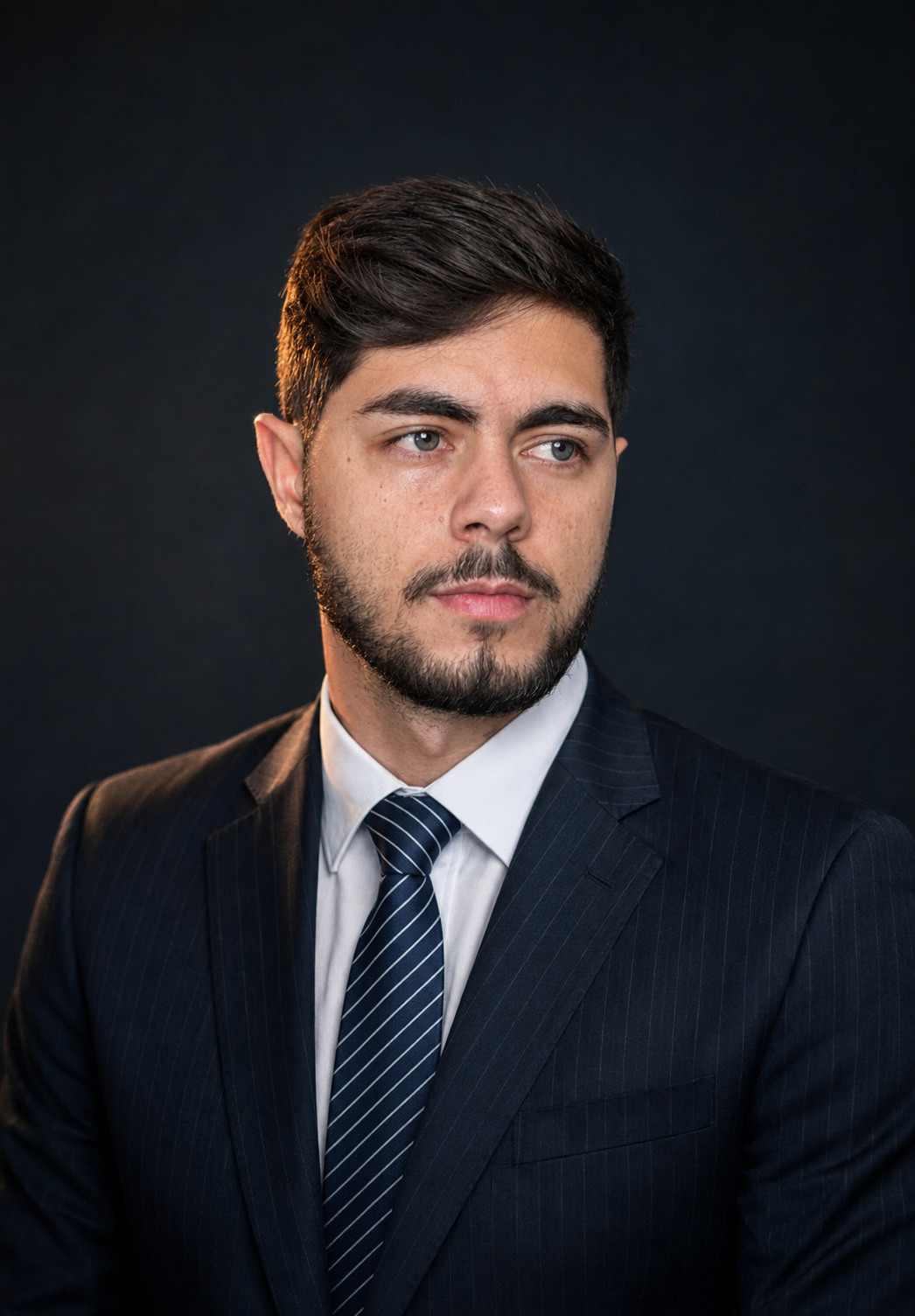 Retrato profissional do Dr. André Duarte usando terno